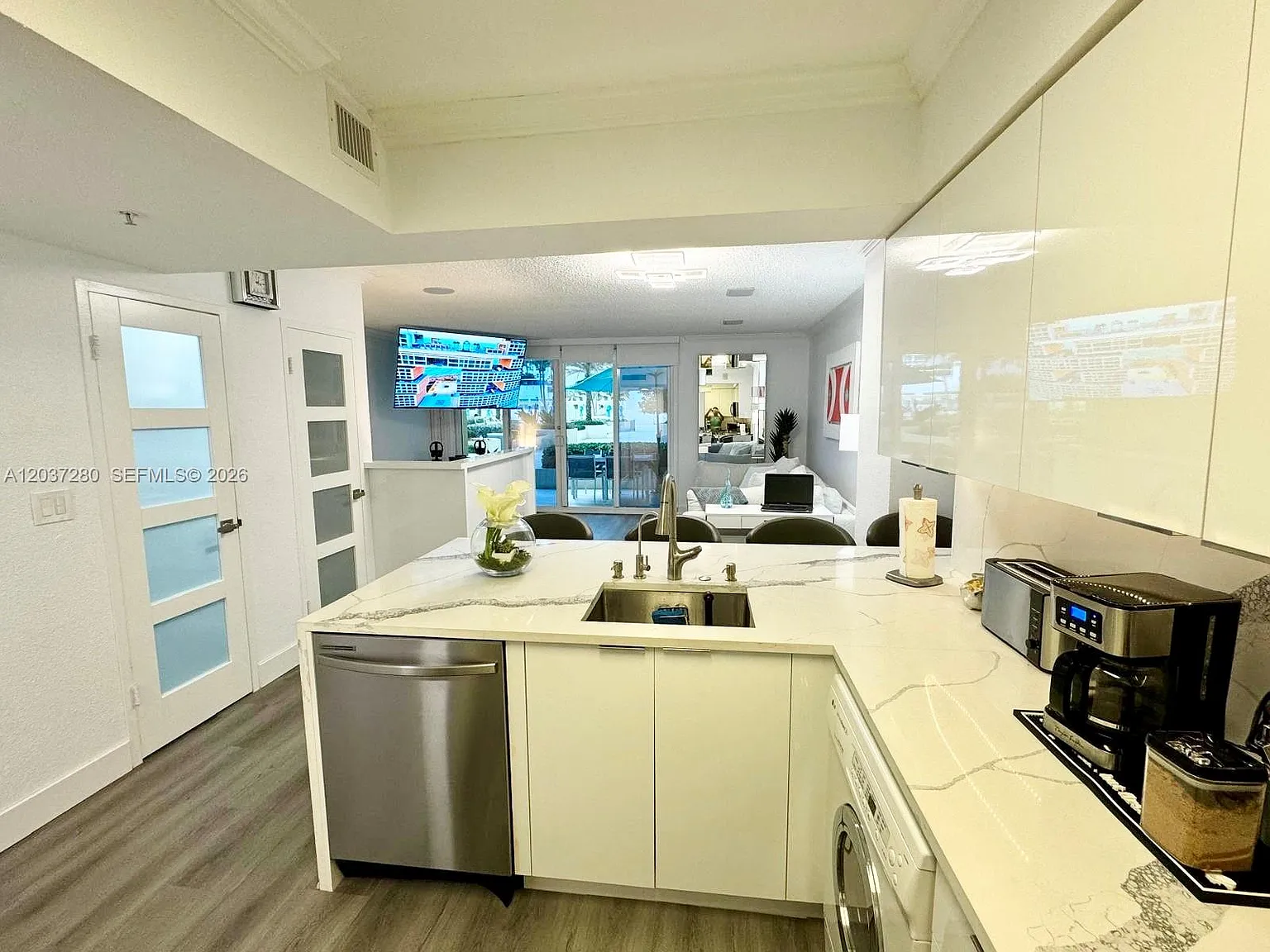 Wave Condo — Photo 2