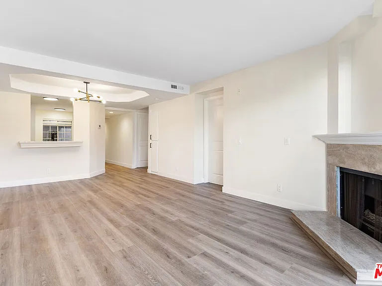 535 W 4th St #110 — Photo 49