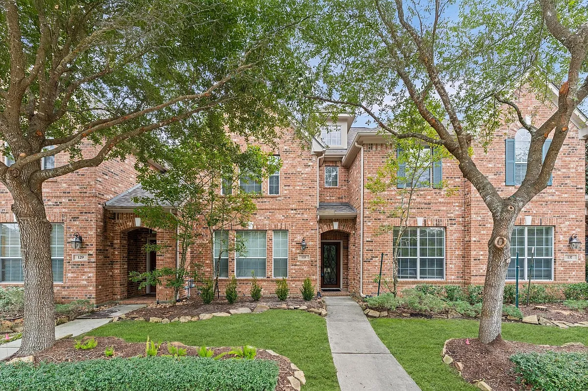 Photo 2 of 20 - 133 E Montfair Blvd - The Woodlands, TX Building Photo - 133 E Montfair Blvd