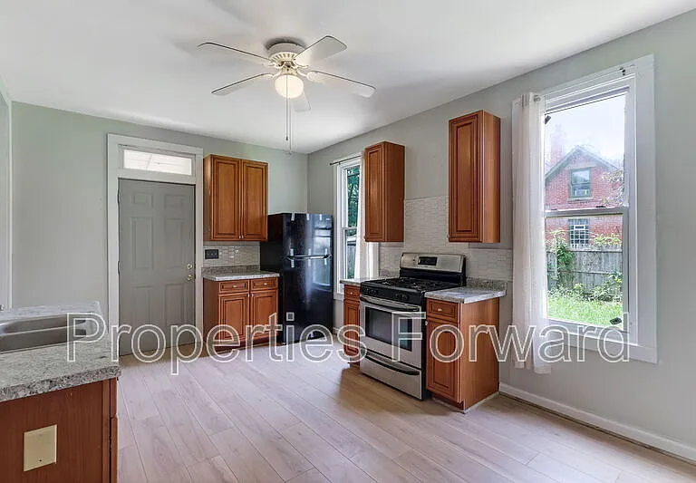 673 E Sycamore St — Photo 11