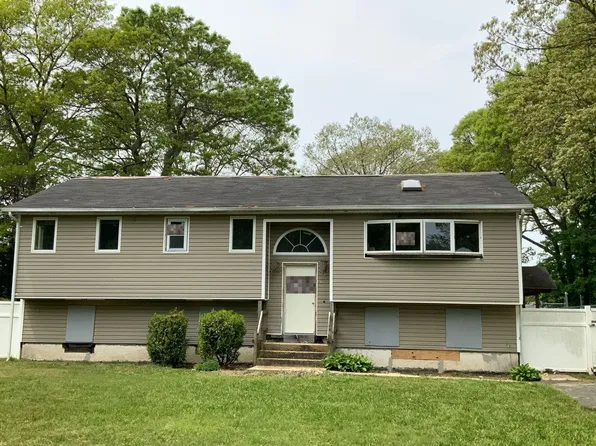 386 Winters Dr N, Mastic, NY 11950