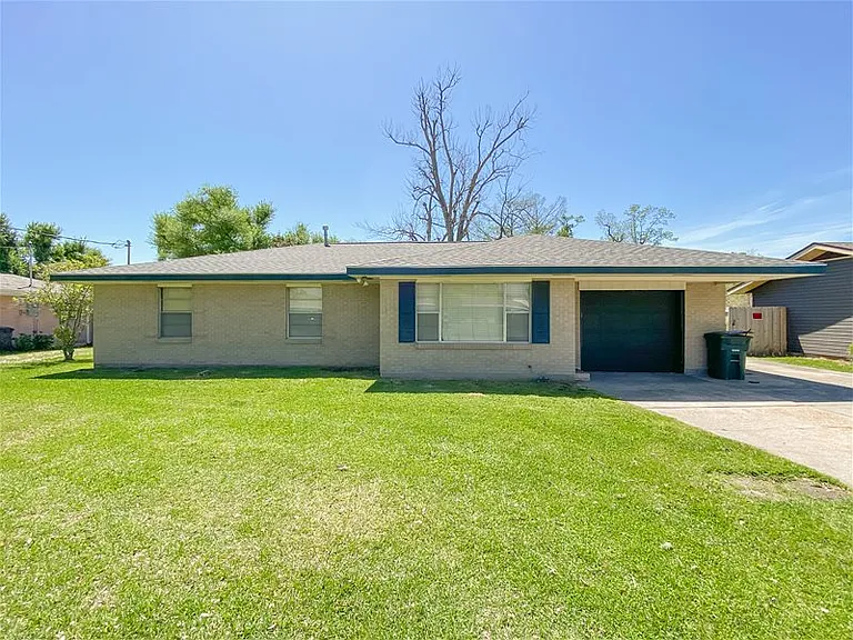 232 Arlington Dr — Photo 1