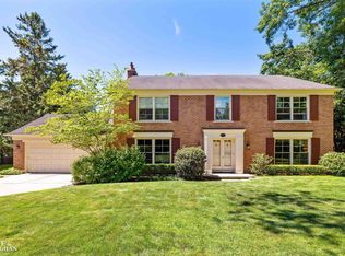 211 Lewiston Rd, Grosse Pointe Farms, MI 48236