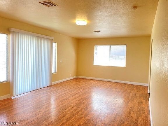 3rd image of 3432 Miramar Dr