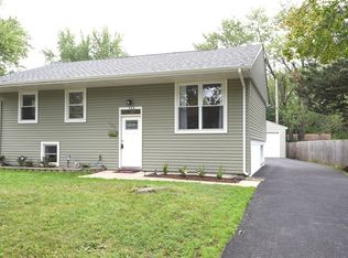 428 Hillside Ct, Streamwood, IL 60107