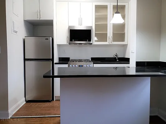 Rented by Hillel Realty Group | media 15