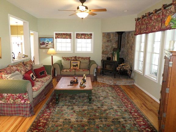 3rd image of 167 Rock Ledge Ln