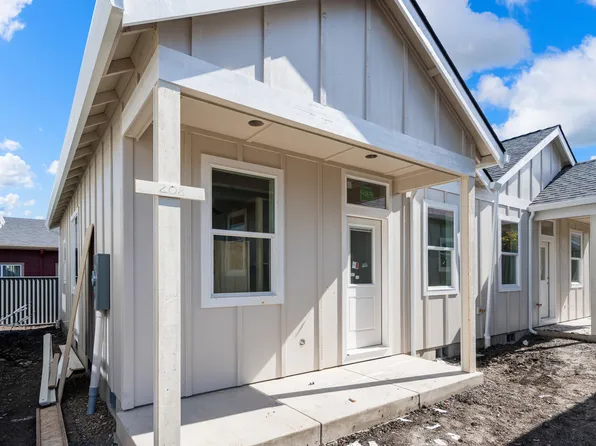 208 Gangnes Dr, Talent, OR 97540