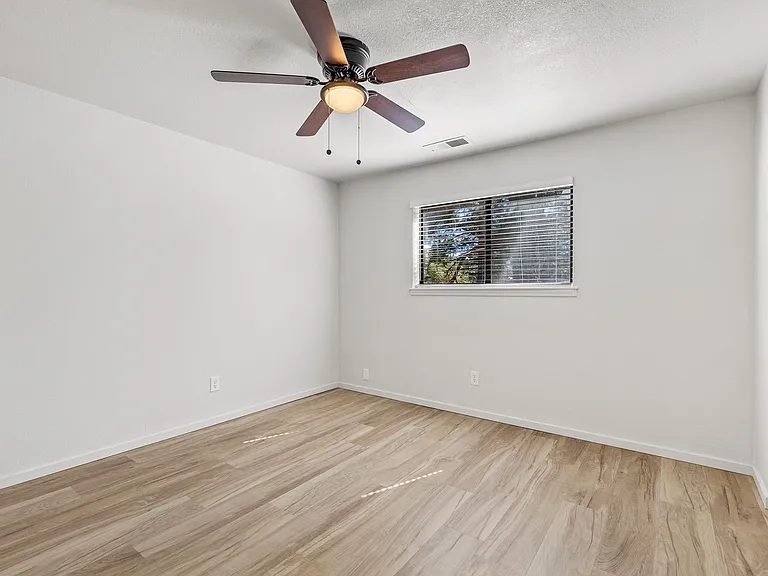 3325 E Lockett Rd — Photo 57
