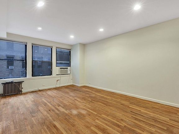 3rd image of 142 W 46th St APT 3R