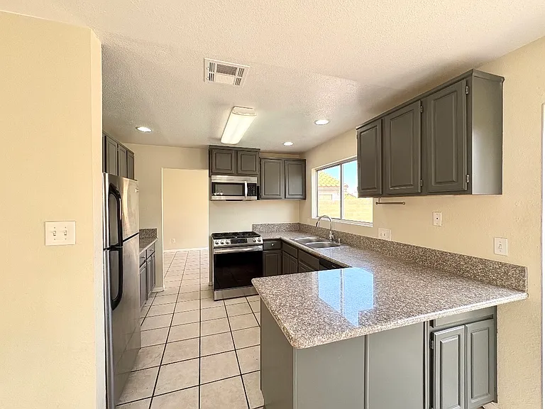 4652 Cosley Dr — Photo 5