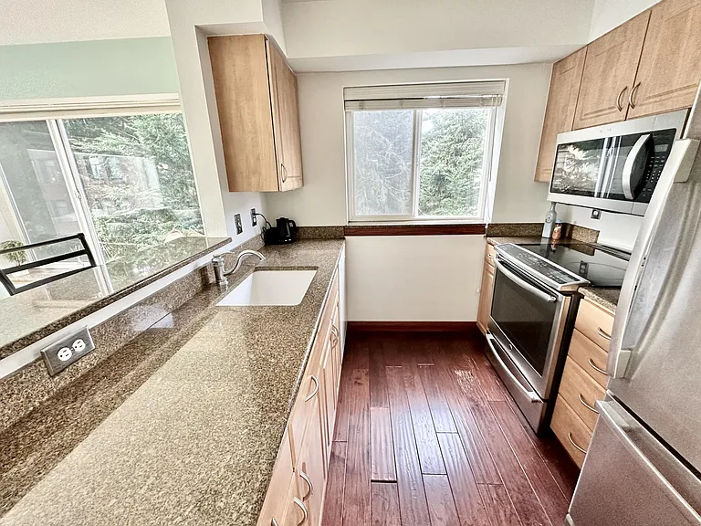 712 E Denny Way — Photo 4