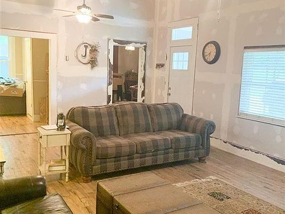 4th image of 701 W Academy Ave