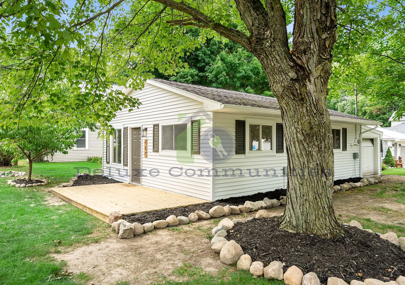 Beautiful 2 Bed Single Family Home — Photo 4