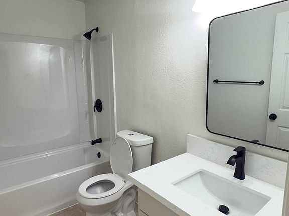 5th image of 176 Pomegranate St