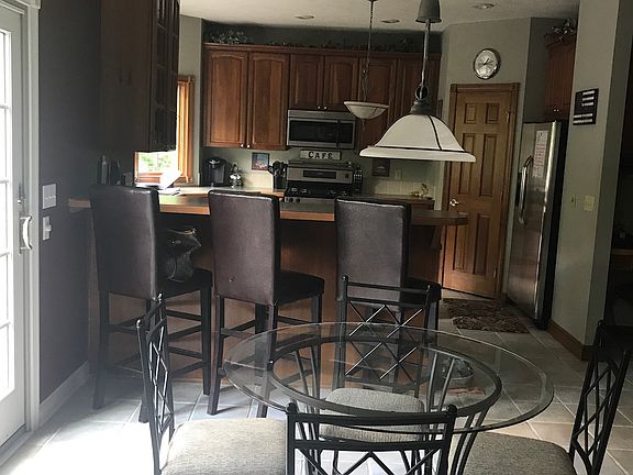 3rd image of 916 Park Village Dr