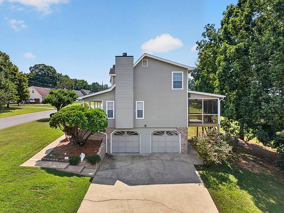 3rd image of 19 Edgewater Dr