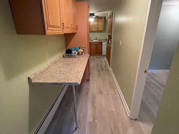 4th image of 420 E 240th St #B1