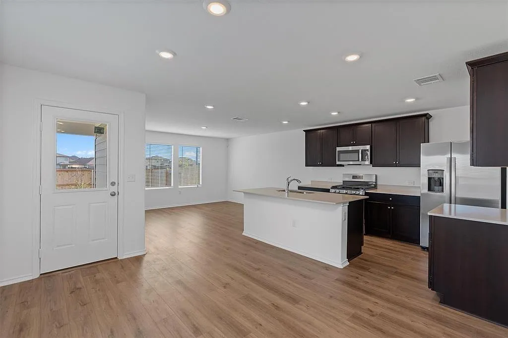 4 bed, 2.5 bath, 1615 sqft, $1,850 — Photo 3
