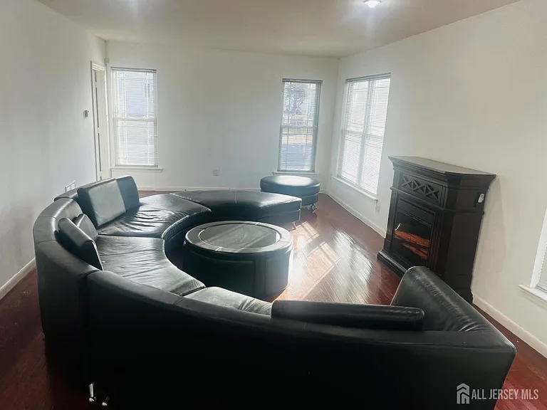 63 E Jefferson Blvd — Photo 5