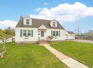 21 County Line Rd, Amityville, NY 11701