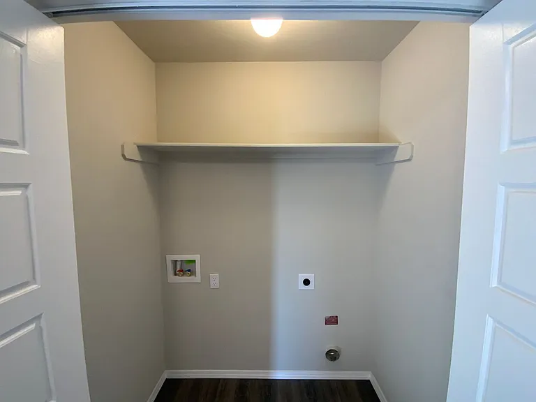 1841 Easton Ln — Photo 7