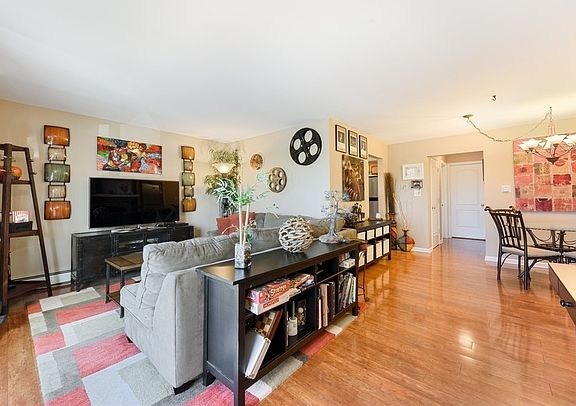 4th image of 811 S Dwyer Ave APT C