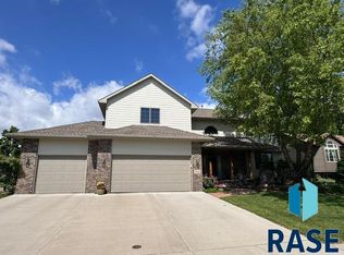 5217 S Briarwood Ave, Sioux Falls, SD 57108