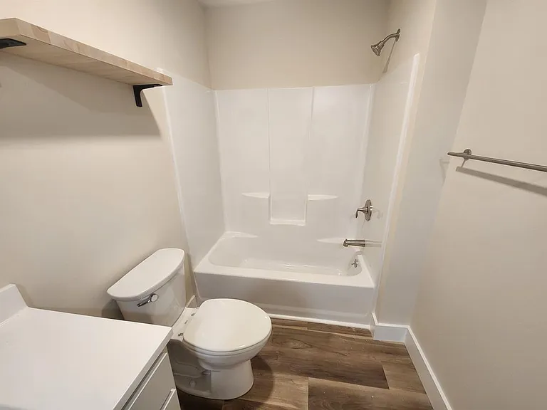 82 Ivan Barre Town — Photo 12