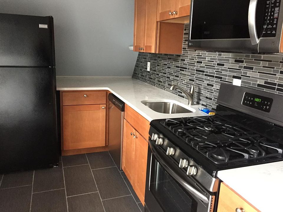 1st image of 188 Hoover Ave Floor 3