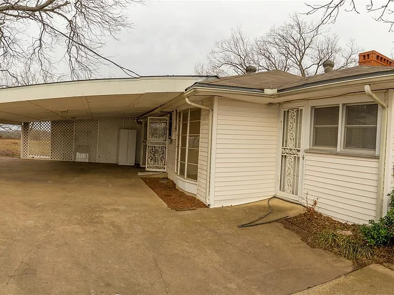 2047 FM 2933 — Photo 5