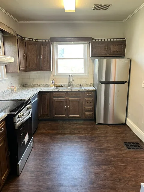 3 bed, 1.5 bath, 1632 sqft, $1,300 — Photo 2