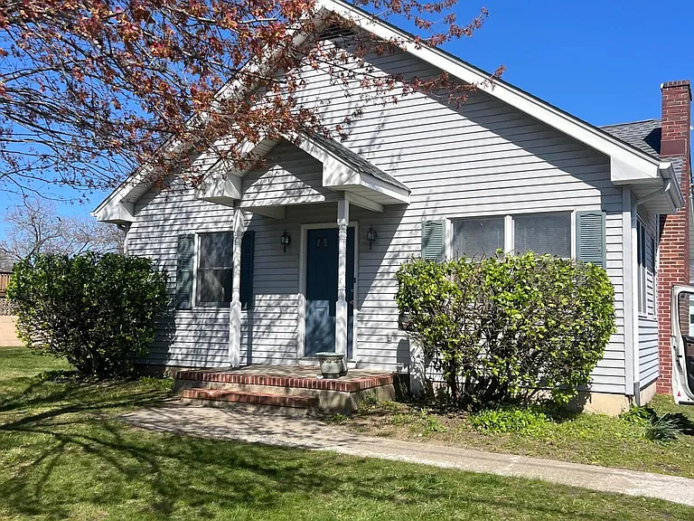 465 Adrian Ave — Photo 2