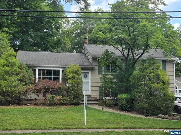 181 Crescent St, Closter, NJ 07624