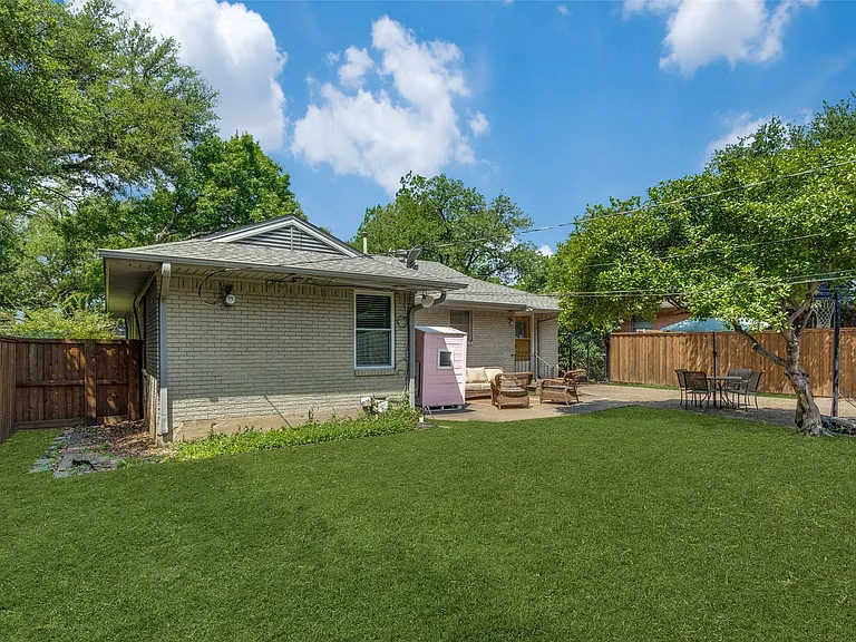 9222 Livenshire Dr — Photo 16