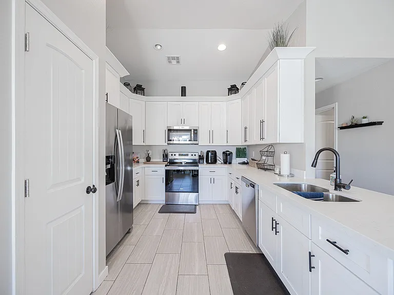 2547 E Illini St — Photo 12