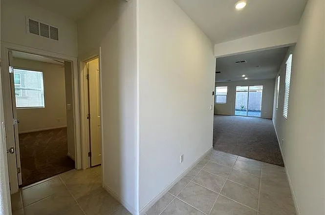 4 bed, 2118 sqft, $2,295 — Photo 2