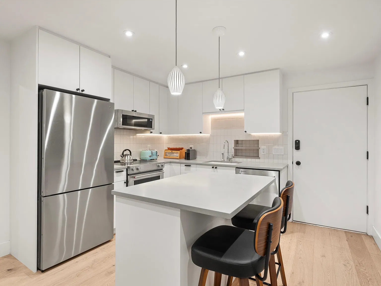 2 bed, 878 sqft, $7,800 — Photo 1