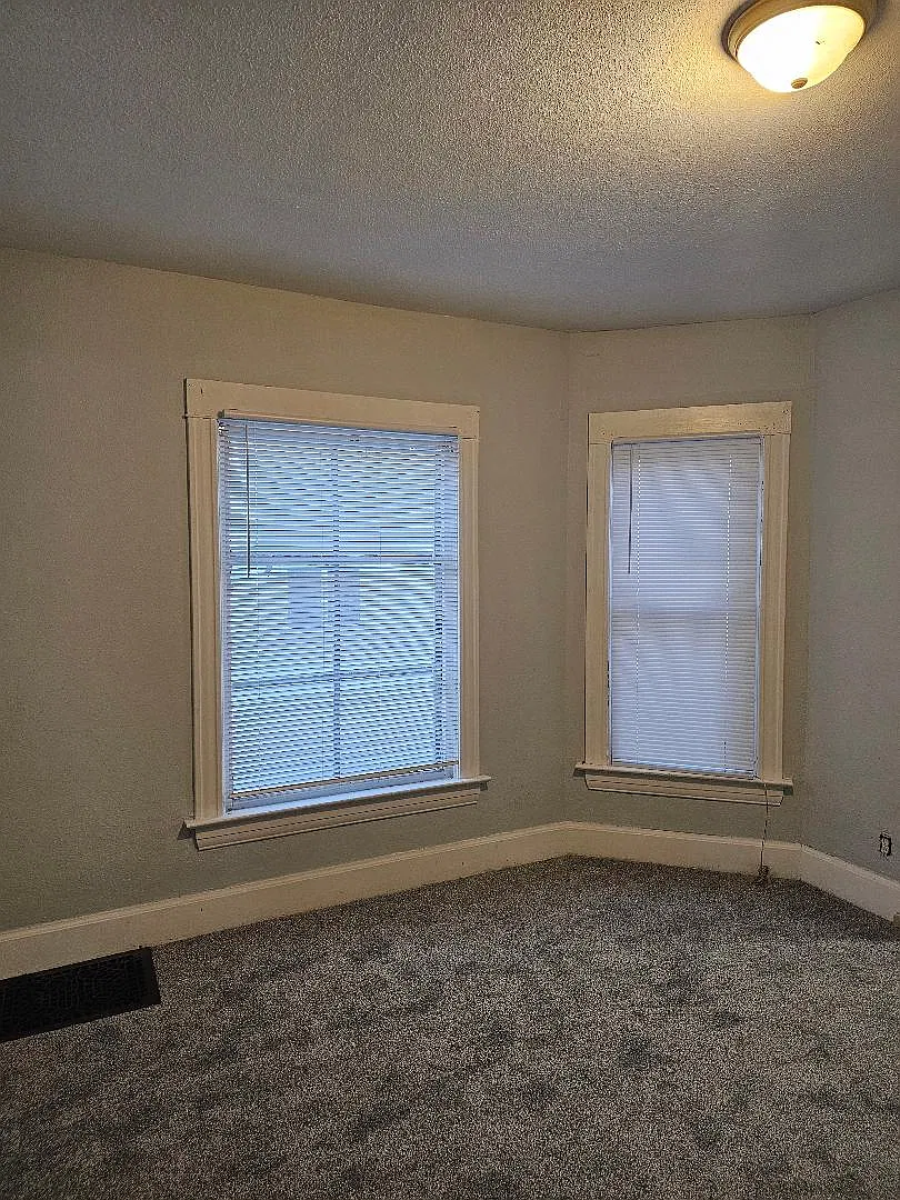 3 bed, 1000 sqft, $1,350 — Photo 4