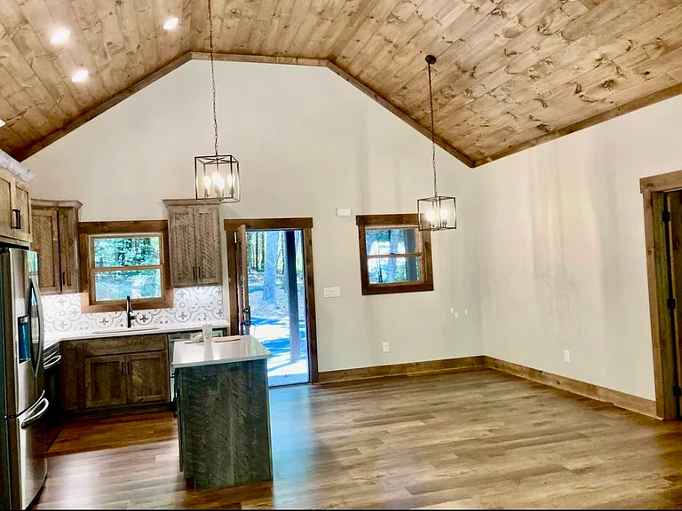 224 E Ridge Ln — Photo 3