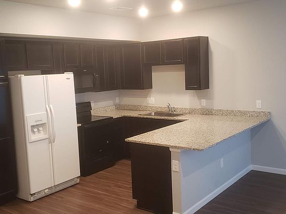 Kitchen with breakfast bar
