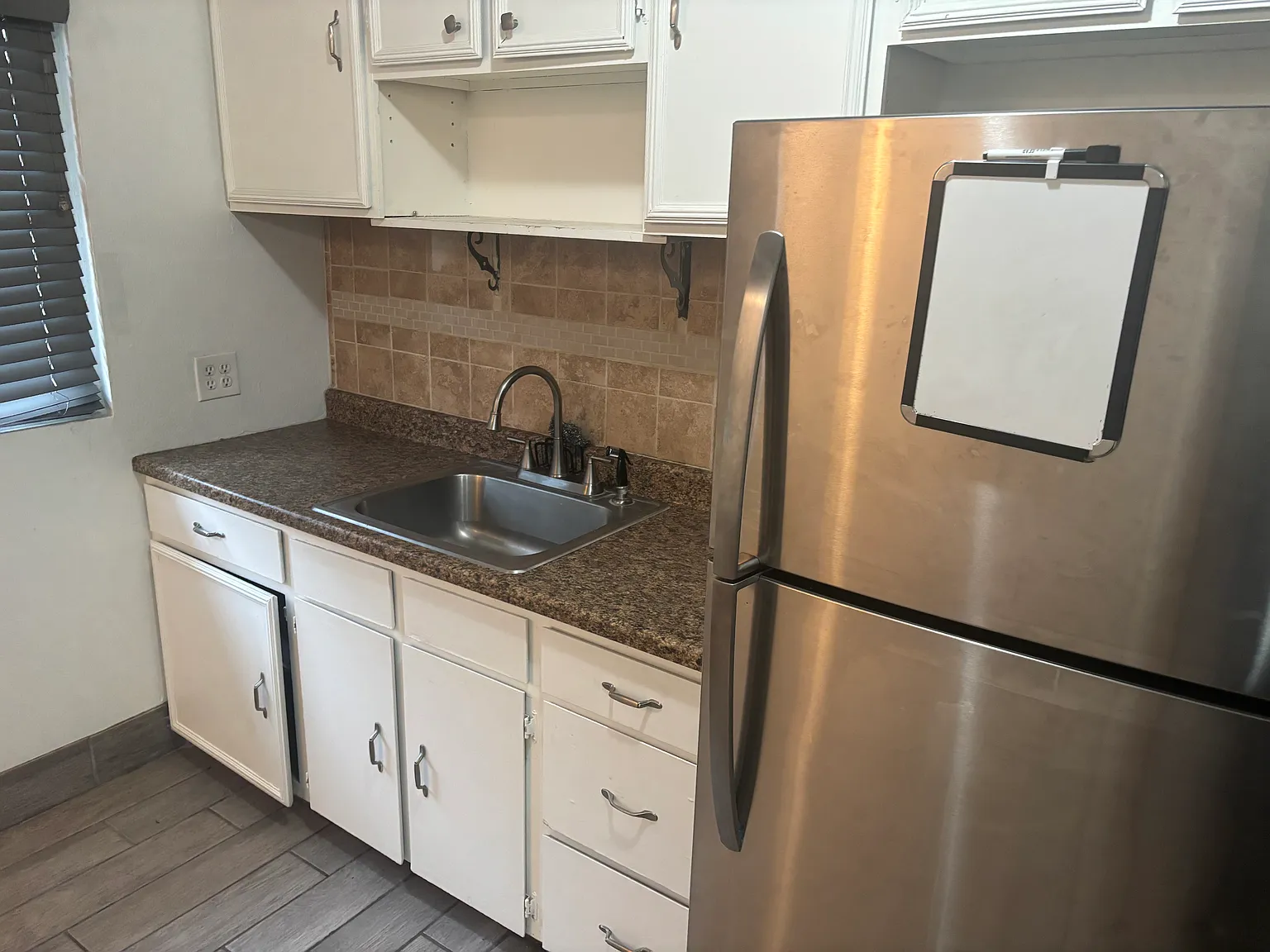 3 bed, 756 sqft, $2,200 — Photo 2