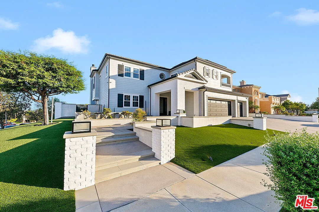 5 bed, 5.5 bath, 4937 sqft, $14,500 — Photo 1
