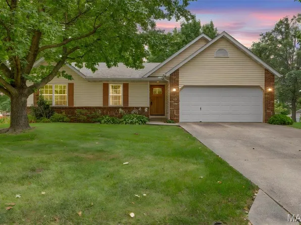 2313 Holiday Ln, Maryville, IL 62062