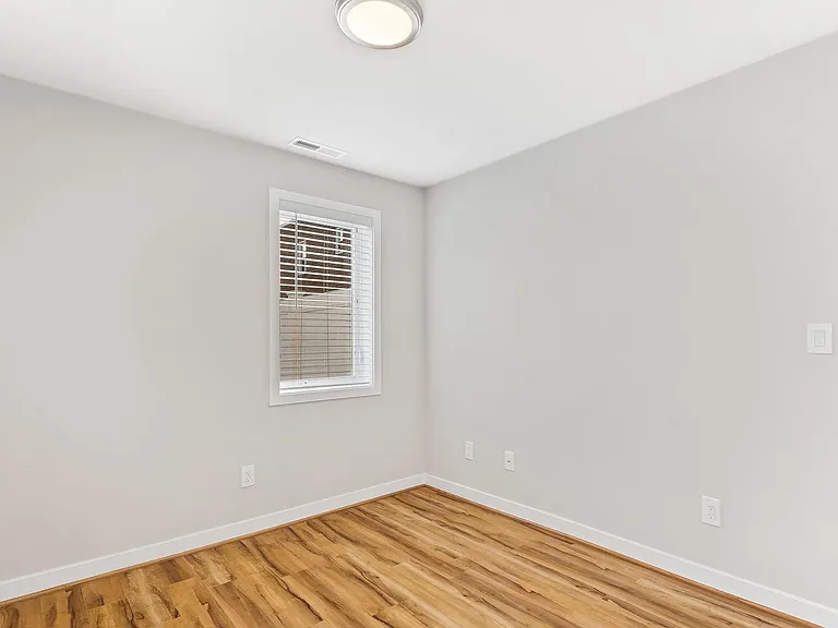 535 16th St NE — Photo 8