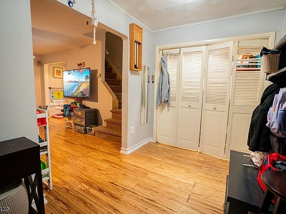 4th image of 390 Forest St