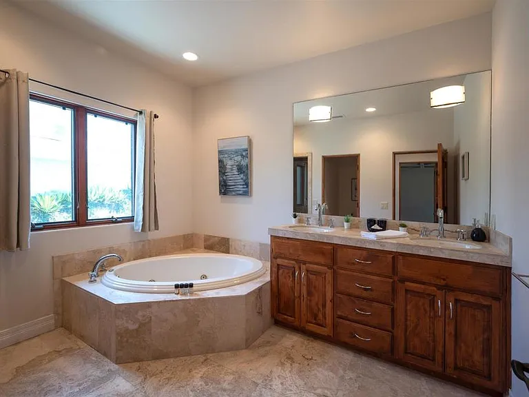 5556 Calumet Ave — Photo 22
