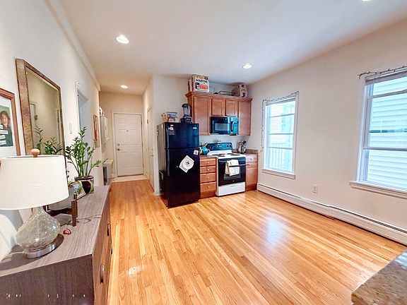 5th image of 143 Hillside St #8