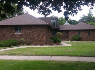 212 E Howard St, Manchester, IA 52057