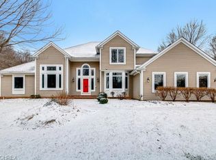 8725 Chase Dr, Chagrin Falls, OH 44023